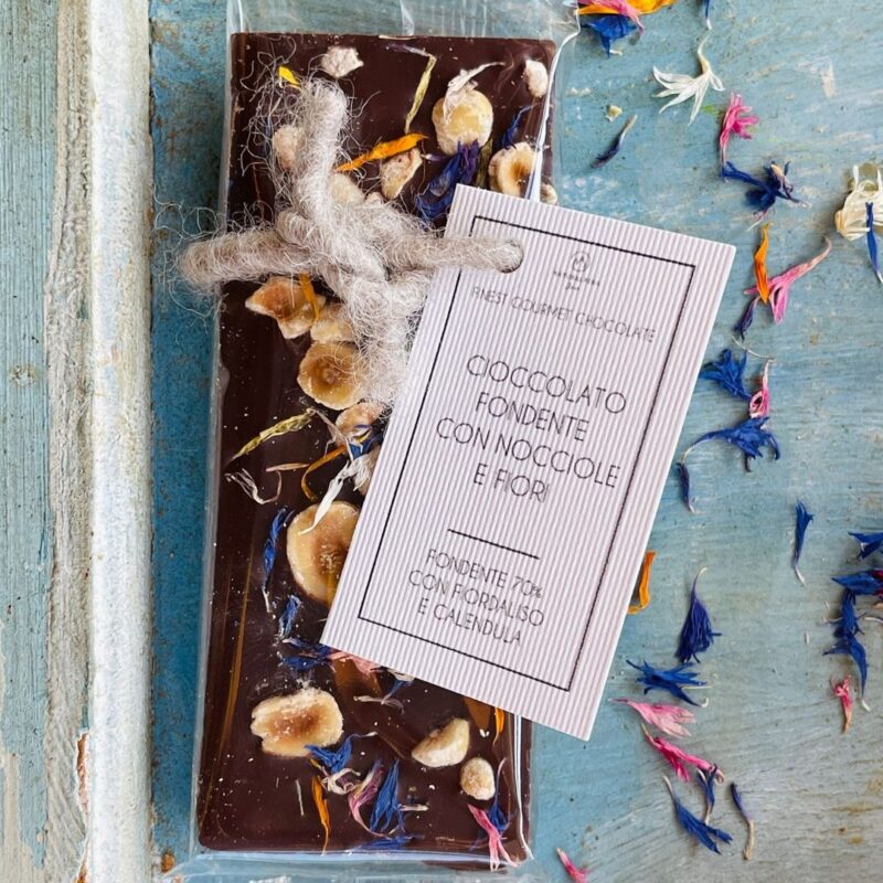 Cioccolato fondente nocciole e fiori