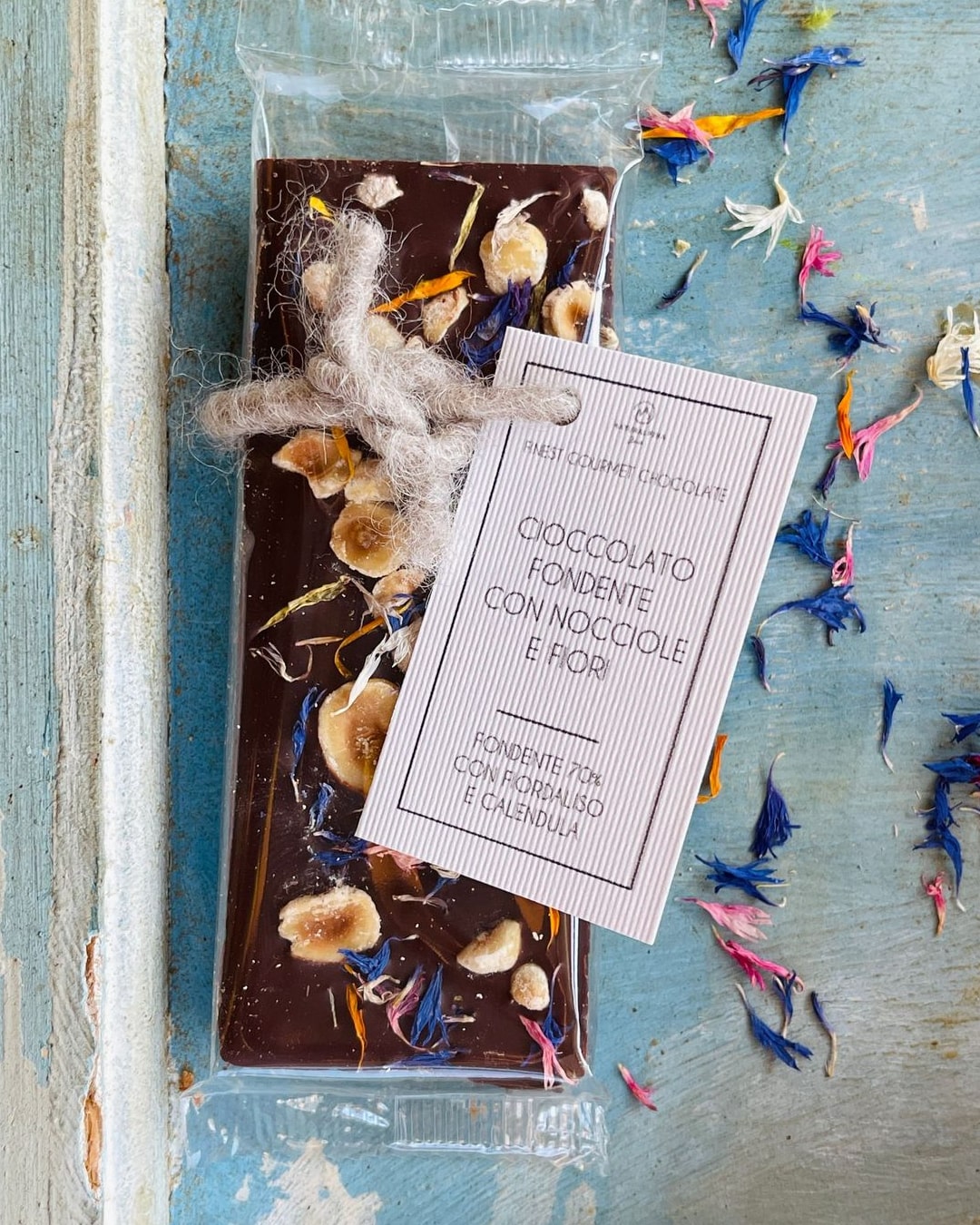 Cioccolato fondente nocciole e fiori