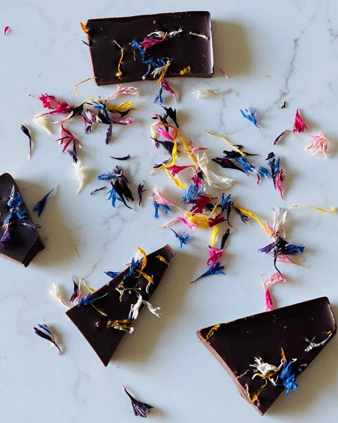 Cioccolato fondente nocciole e fiori - immagine 2