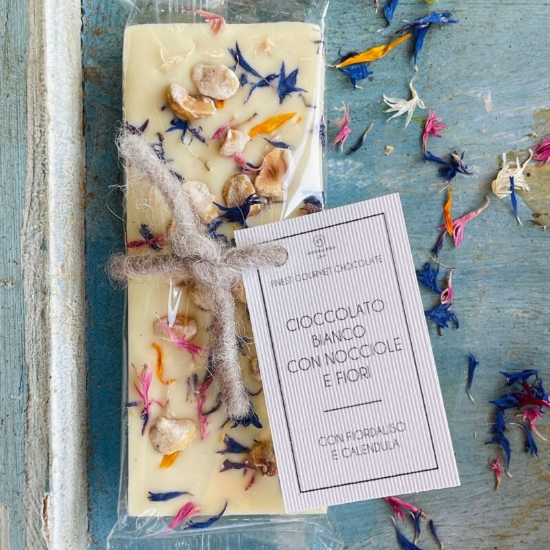 Cioccolato bianco nocciole e fiori